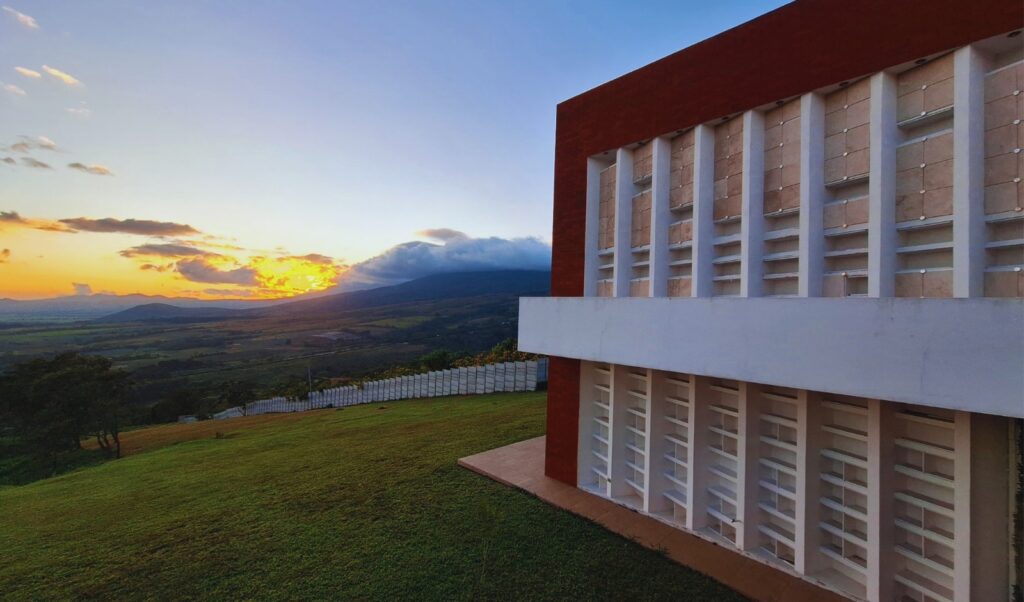 Vista aérea del Cementerio El Alto, mostrando su diseño moderno y áreas verdes.